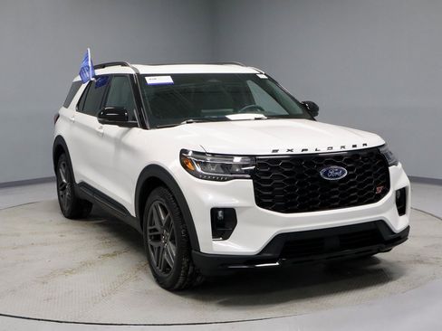Certified 2025 Ford Explorer ST image 1