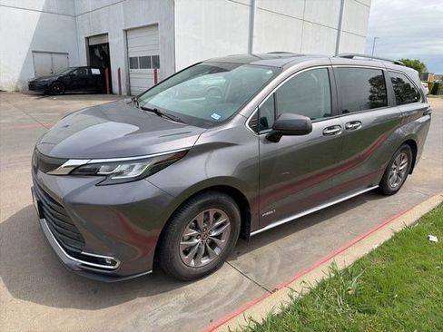 Used 2021 Toyota Sienna XLE w/ XLE Plus Package image 3
