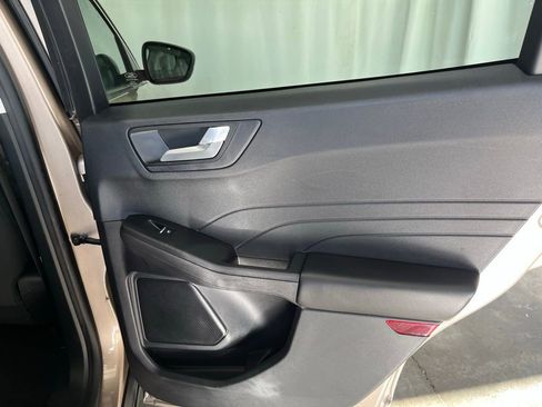 Used 2021 Ford Escape SE image 24