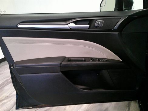 Used 2018 Ford Fusion Titanium image 34