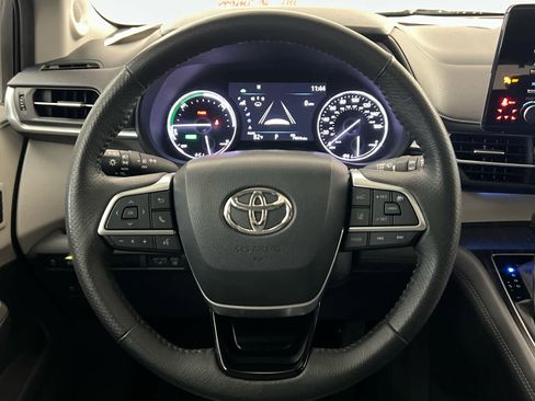 Used 2022 Toyota Sienna Limited FWD image 18
