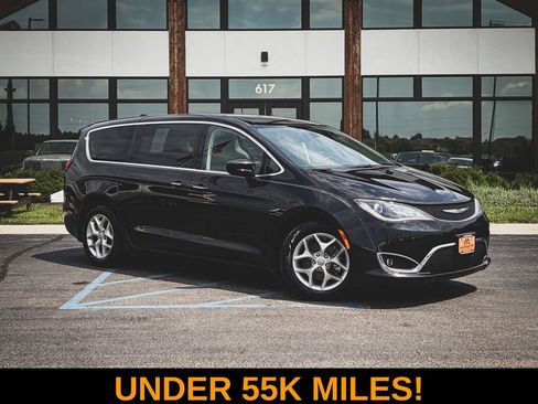 Used 2019 Chrysler Pacifica Touring Plus w/ Tire & Wheel Group FWD image 1