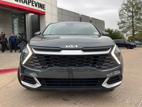 Used 2025 Kia Sportage LX image 3