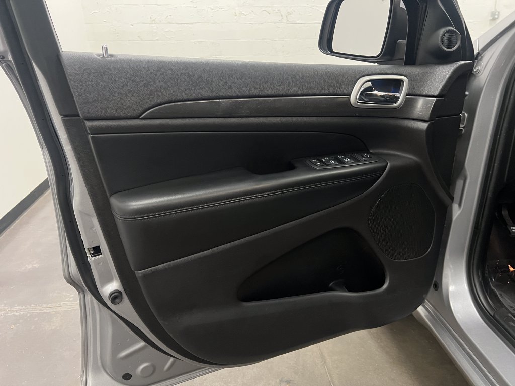Used 2018 Jeep Grand Cherokee Altitude AWD/4WD image 10