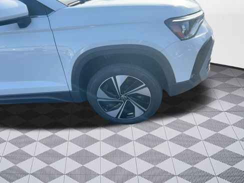 Certified 2025 Volkswagen Taos SE w/ Panoramic Sunroof Package image 9