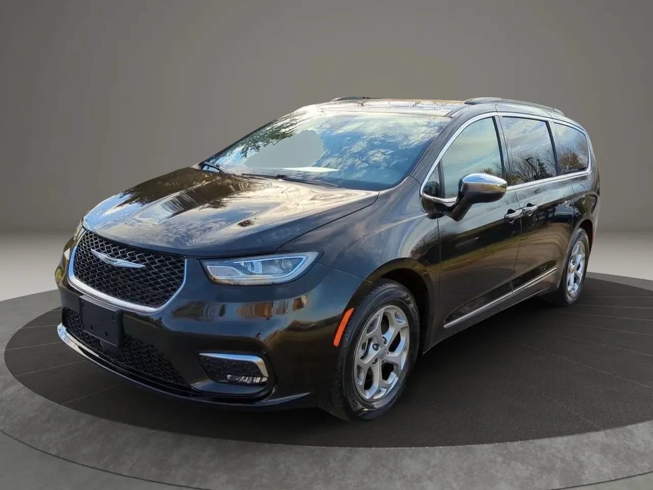 Used 2023 Chrysler Pacifica Limited FWD image 1