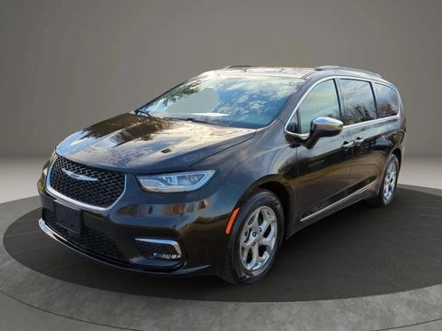 Used 2023 Chrysler Pacifica Limited FWD image 1
