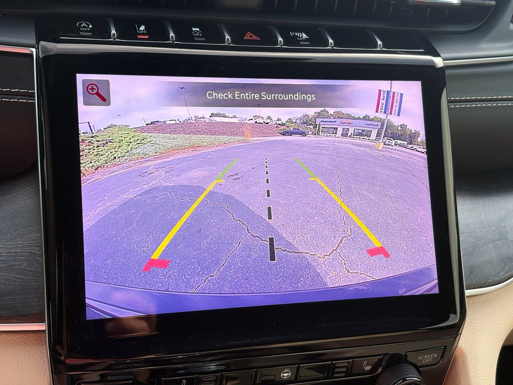 Used 2023 Jeep Grand Cherokee Limited w/ Black Appearance Package AWD/4WD image 11