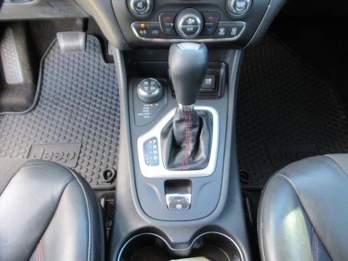 Used 2015 Jeep Cherokee Trailhawk w/ Comfort/Convenience Group image 22