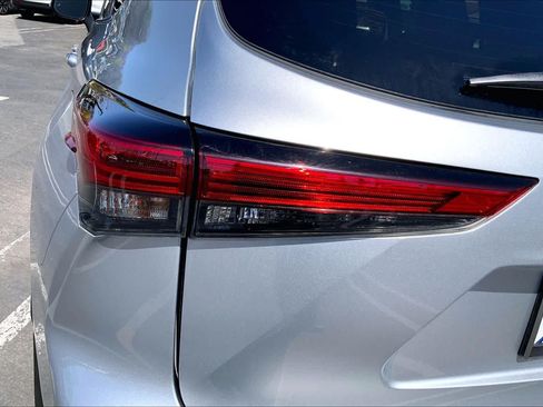 Used 2023 Toyota Highlander Limited FWD image 28