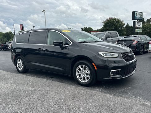 Used 2024 Chrysler Pacifica Touring-L FWD image 2