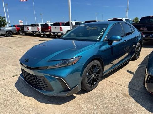 Used 2025 Toyota Camry SE w/ Convenience Package FWD image 3