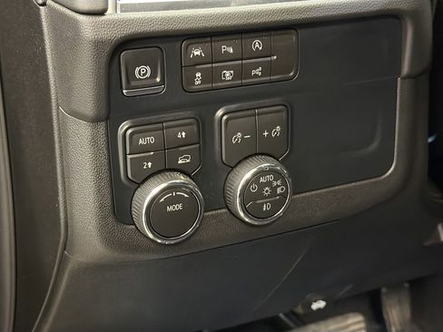 Used 2026 Chevrolet Suburban LT w/ Comfort Package AWD/4WD image 13