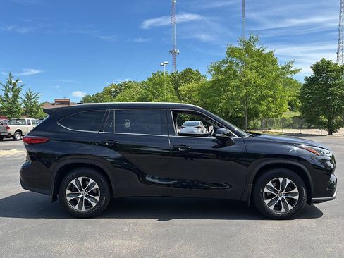 Used 2022 Toyota Highlander XLE AWD/4WD image 11