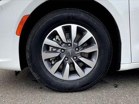 Used 2024 Chrysler Pacifica Select image 9