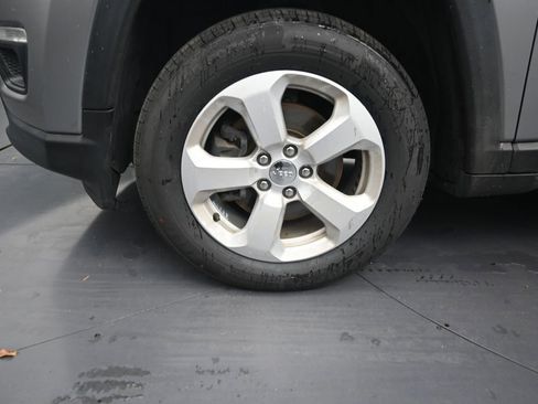 Used 2018 Jeep Compass Latitude w/ Popular Equipment Group AWD/4WD image 9