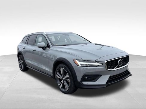 Used 2025 Volvo V60 B5 Cross Country Plus image 35