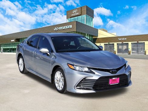 Used 2023 Toyota Camry LE image 3