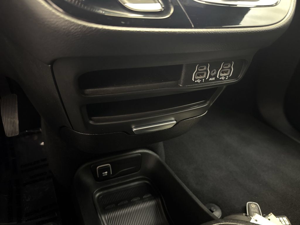 Used 2025 Chrysler Pacifica Select FWD image 19