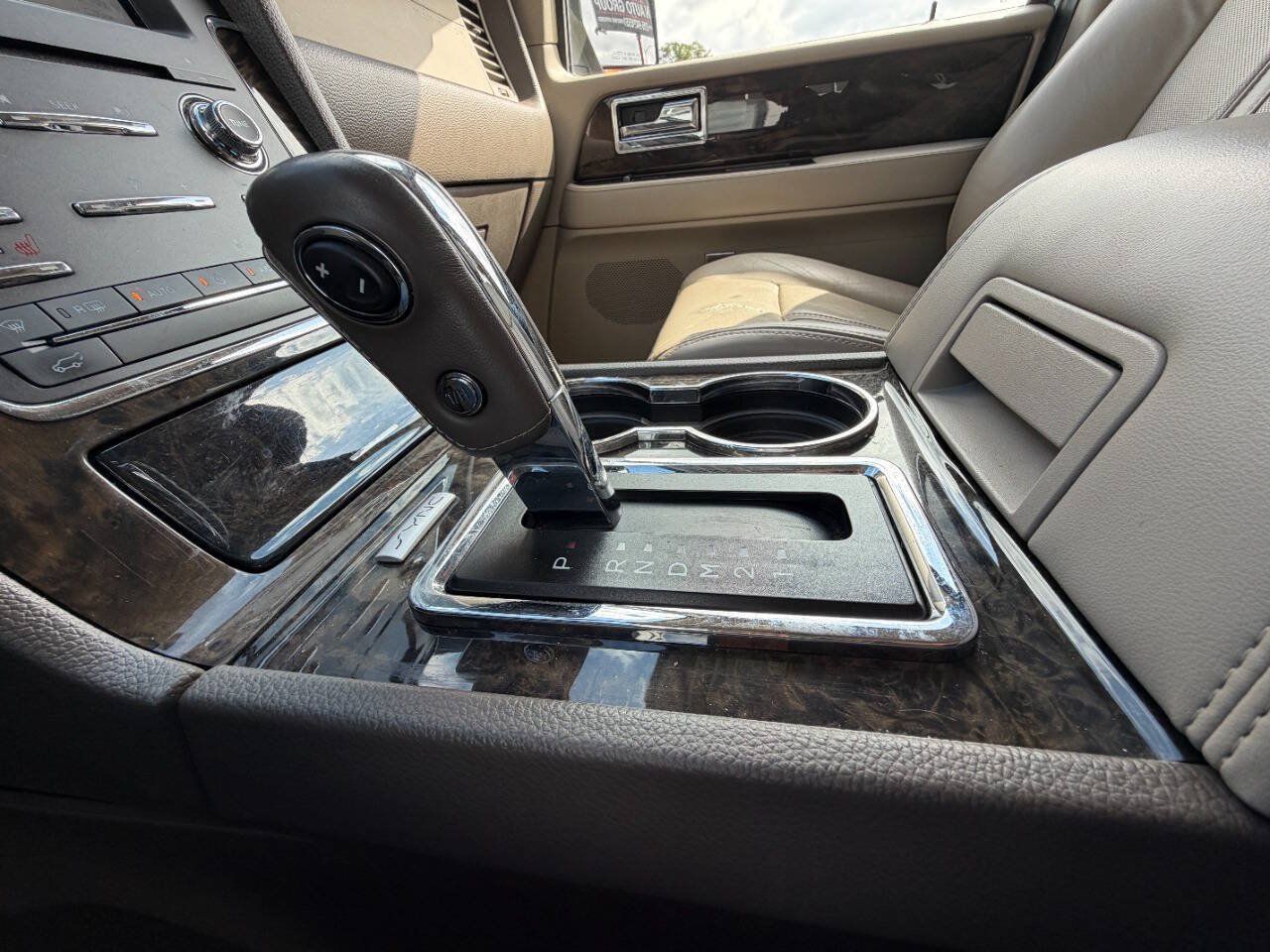 Used 2016 Lincoln Navigator Select RWD image 23