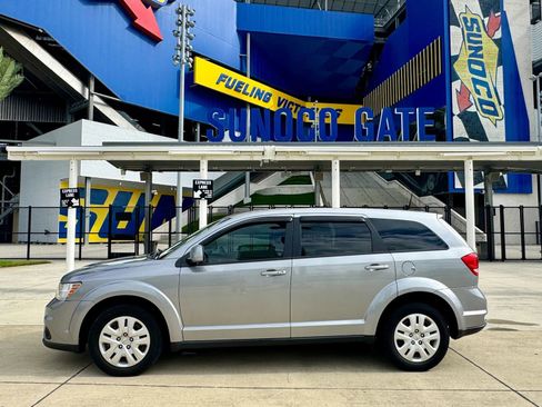 Used 2019 Dodge Journey SE image 2