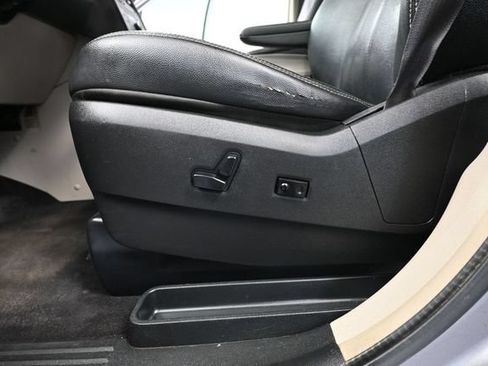 Used 2015 Chrysler Town & Country Touring FWD image 19