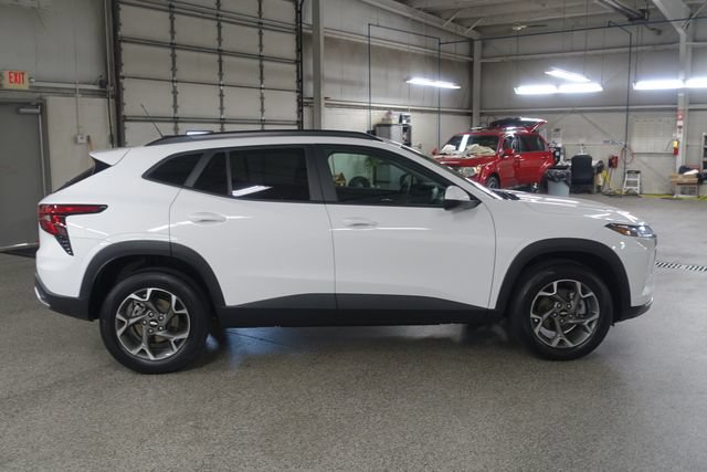 Used 2025 Chevrolet Trax LT FWD image 8