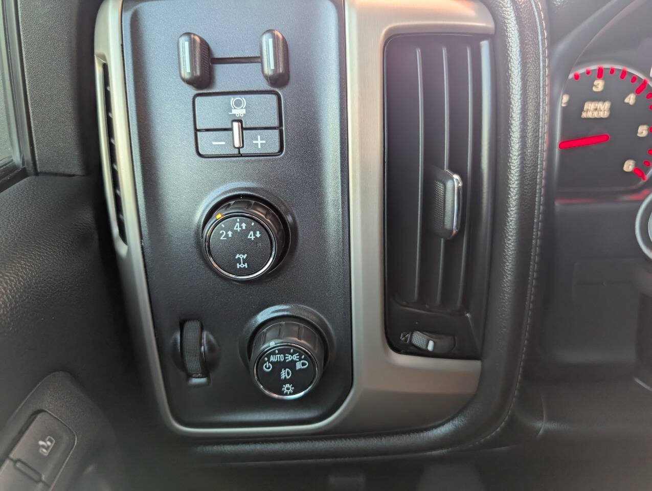 Used 2015 GMC Sierra 2500 Denali w/ Suspension Package, Off-Road AWD/4WD image 20