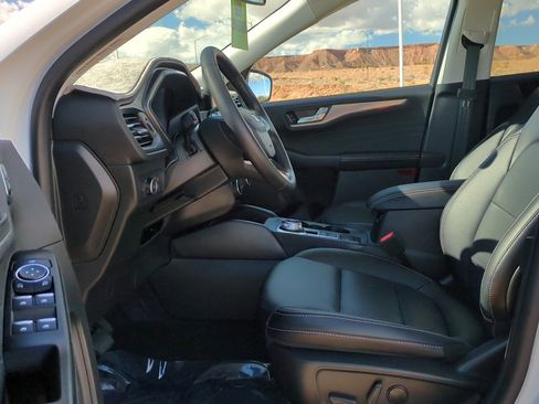 Used 2022 Ford Escape Titanium w/ Class II Trailer Tow Package image 15