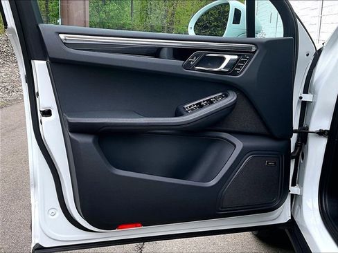 Certified 2025 Porsche Macan AWD/4WD image 28