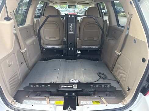 Used 2011 Kia Sedona EX w/ Luxury Pkg FWD image 20
