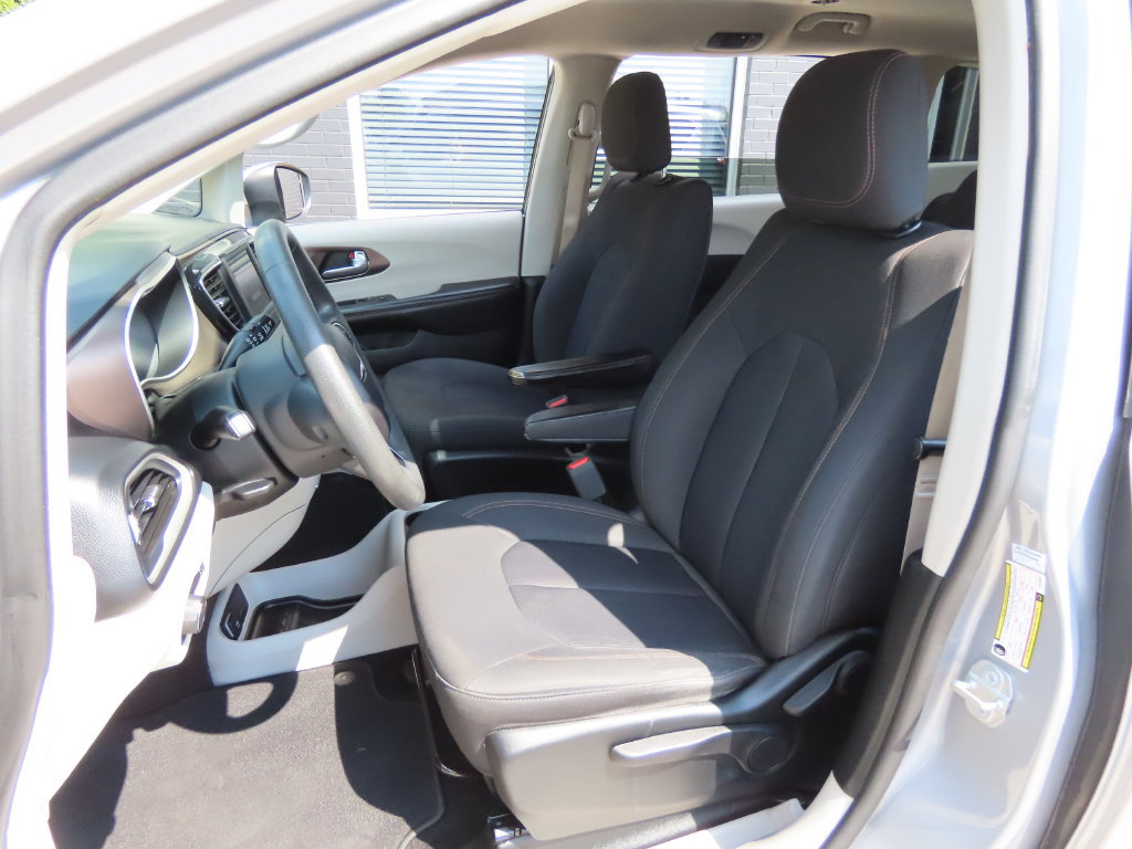 Used 2018 Chrysler Pacifica L FWD image 21