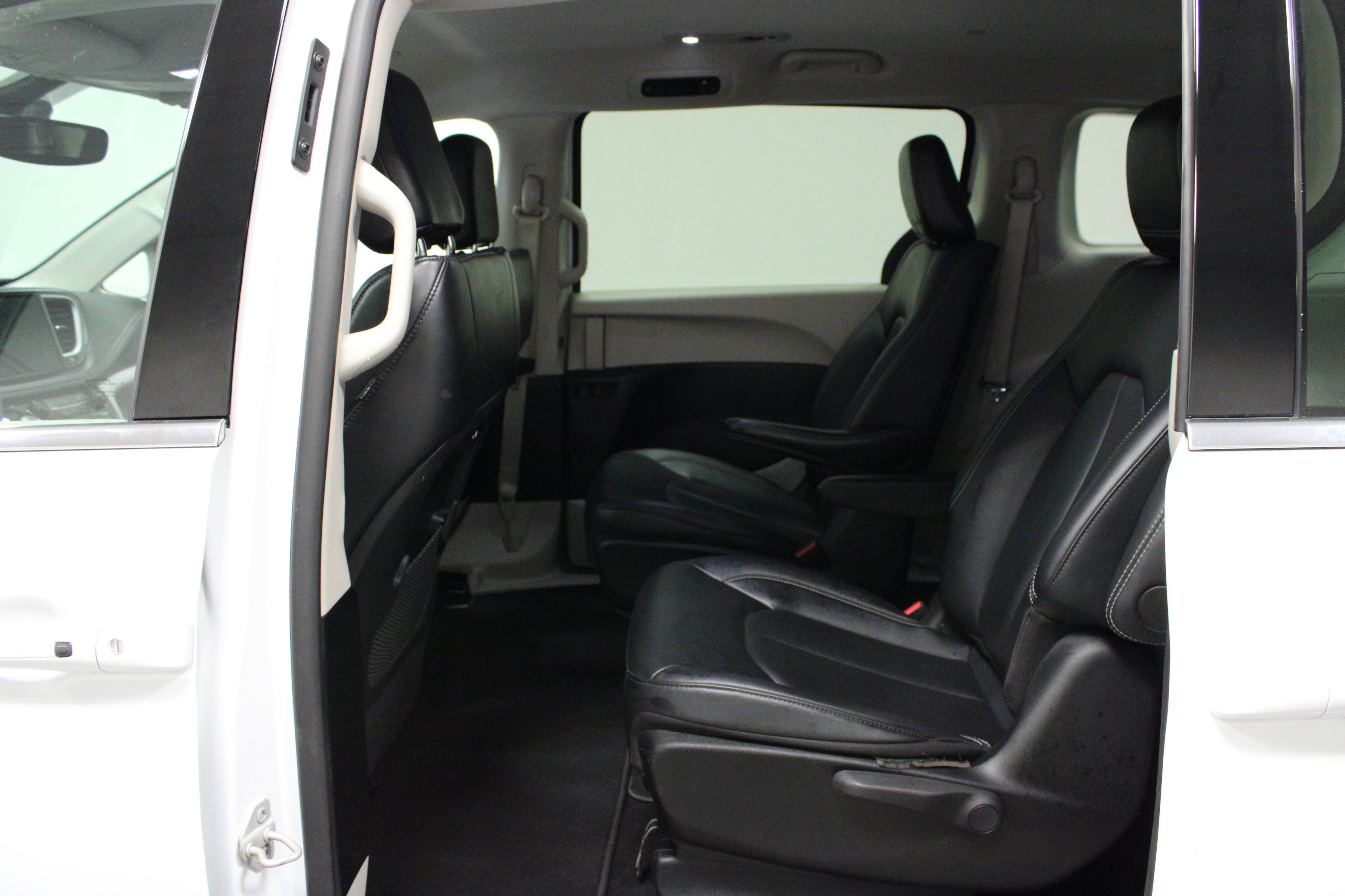 Used 2024 Chrysler Pacifica Limited FWD image 13