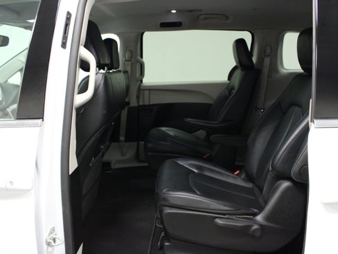Used 2024 Chrysler Pacifica Limited FWD image 13