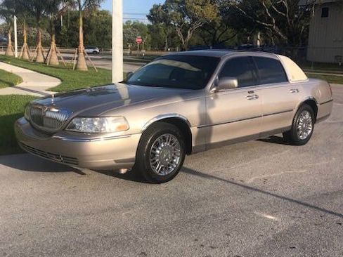 Used 2003 Lincoln Town Car Executive image 1