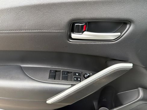 Used 2022 Toyota Corolla Cross XLE image 11