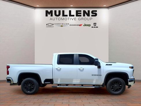 Used 2025 Chevrolet Silverado 2500 LT AWD/4WD image 2