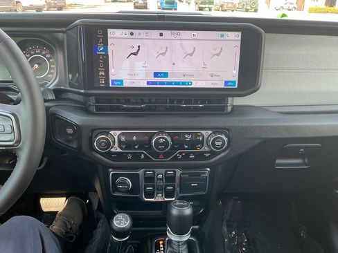 Certified 2024 Jeep Gladiator Sport AWD/4WD image 21