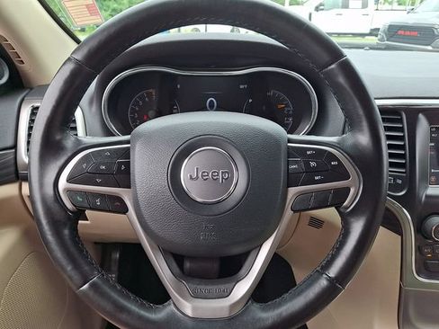 Used 2020 Jeep Grand Cherokee Laredo AWD/4WD image 18