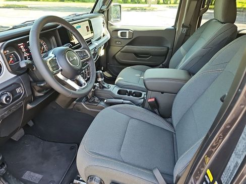 Used 2025 Jeep Wrangler Unlimited Sahara AWD/4WD image 19