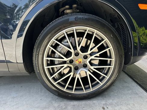 Certified 2022 Porsche Cayenne AWD/4WD image 15