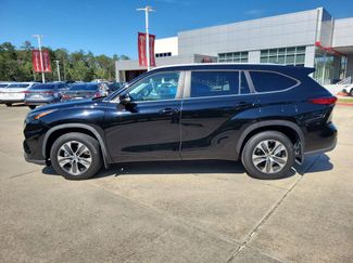 Used 2023 Toyota Highlander XLE FWD video 2