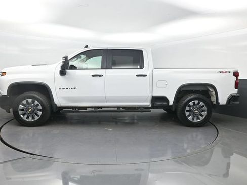 Used 2022 Chevrolet Silverado 2500 Custom w/ Custom Value Package AWD/4WD image 2