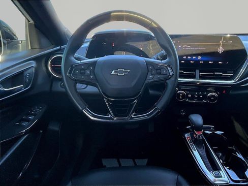 Used 2024 Chevrolet Trax RS w/ Sunroof Package FWD image 7