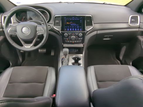 Used 2019 Jeep Grand Cherokee Laredo w/ Laredo X Package image 13