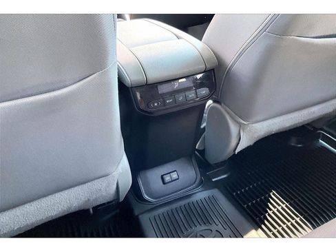 Used 2022 Toyota Highlander LE AWD/4WD image 25
