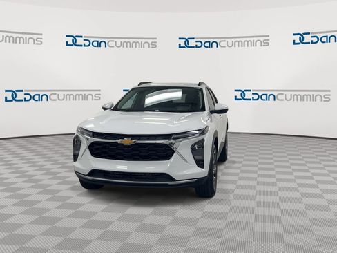 Used 2025 Chevrolet Trax LT w/ LT Convenience Package FWD image 3
