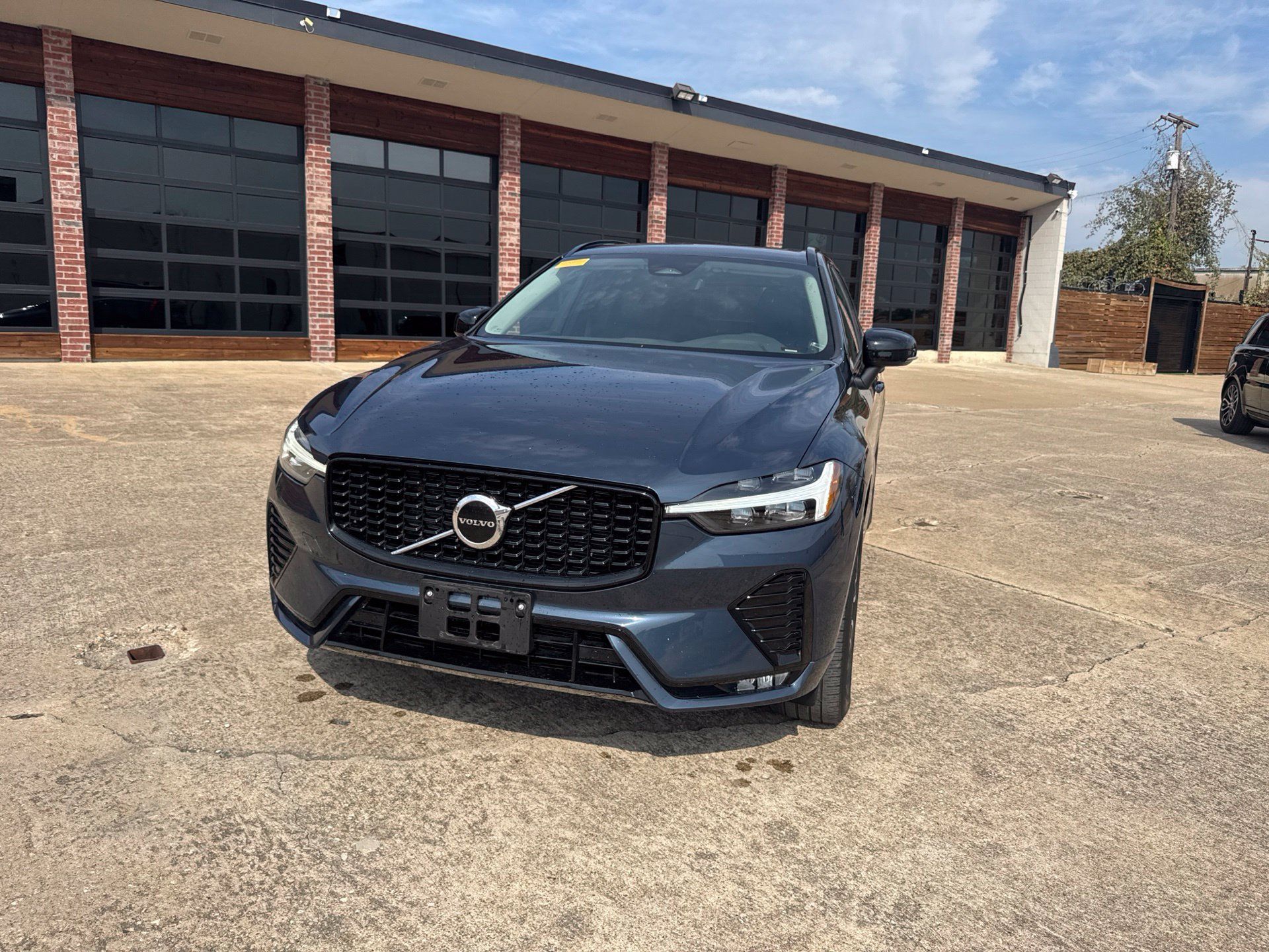 Used 2024 Volvo XC60 B5 Core AWD/4WD image 1