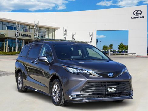Used 2023 Toyota Sienna XLE image 2