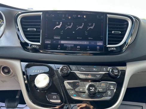 Used 2023 Chrysler Pacifica Touring-L FWD image 24